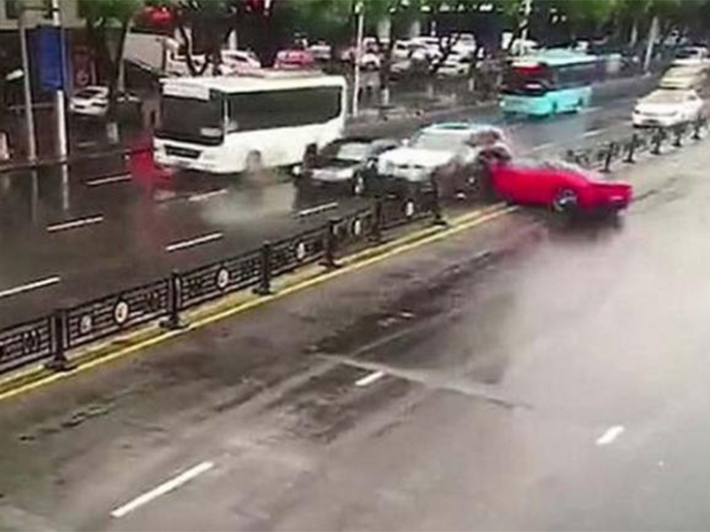 بالفيديو: امرأة صينية تحطم سيارة فيراري بعد ثوانٍ من استئجارها!